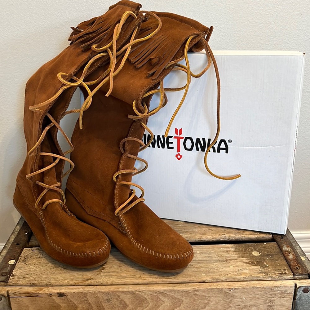 BRAND NEW, NEVER WORN Minnetonka Knee High Leather Front Lace Up Moccasins, 9